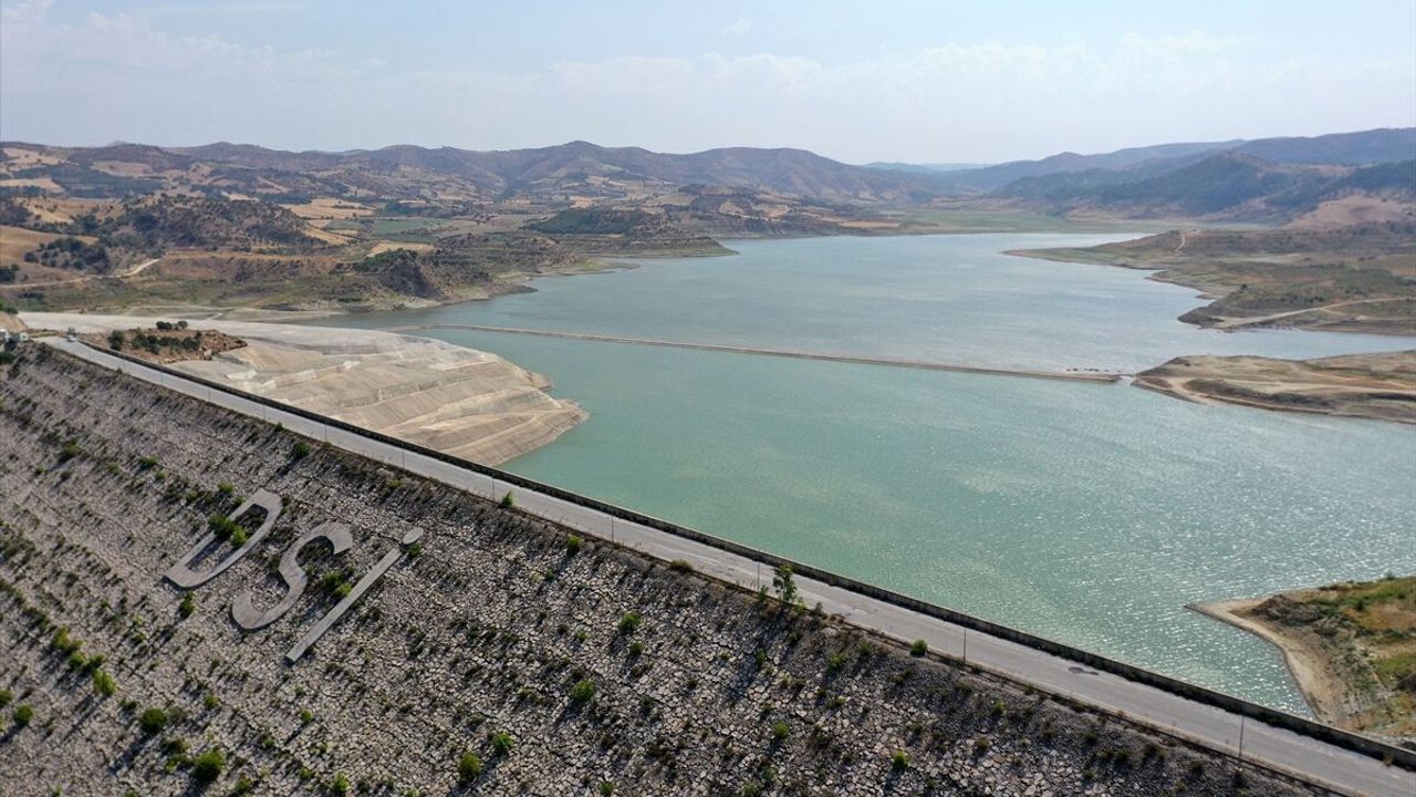 aa-20250825-38917990-38917979-kurakligin-etkisiyle-gediz-nehrinin-bazi-bolumleri-kurudu-1